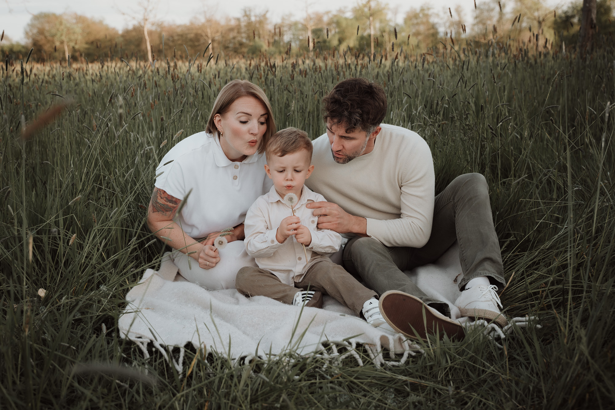 Familienfotos Natur Eltern mit Kind auf hoher Wiese Weil am Rhein Lörrach Basel